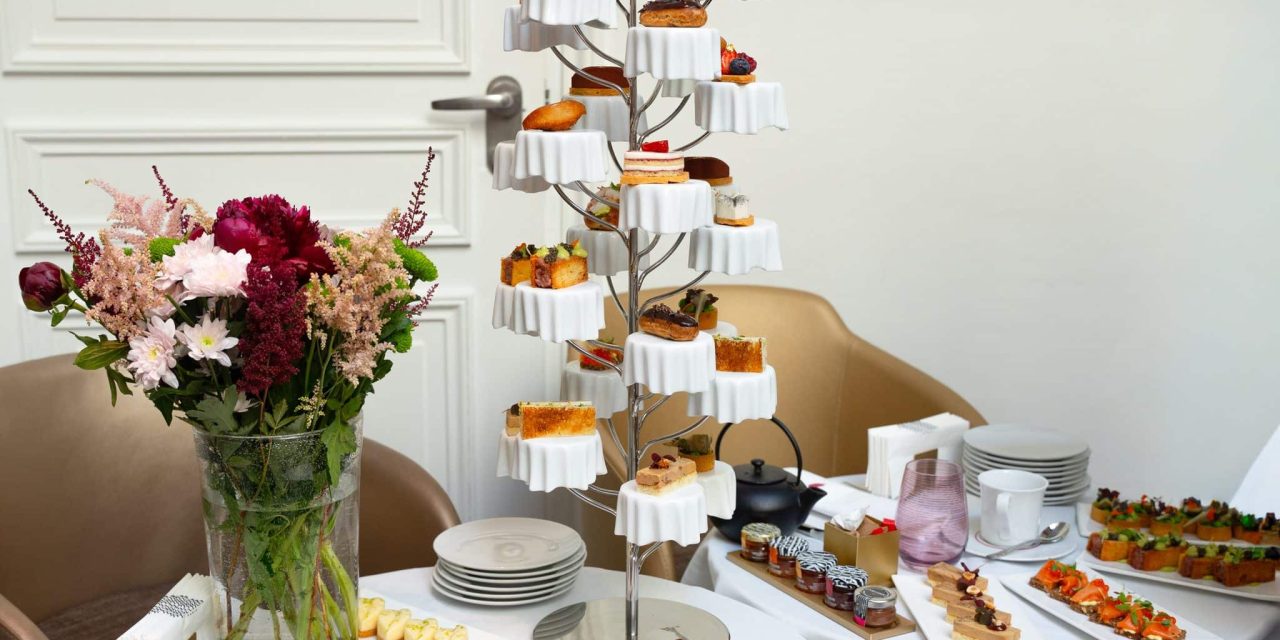 ¡Vuelve la temporada de la hora del té! El Fauchon l’Hôtel Paris recupera el famoso té de las cinco, creado por el maestro de fotografía Arnaud Larher… ¡un verdadero placer para los amantes de la buena mesa!