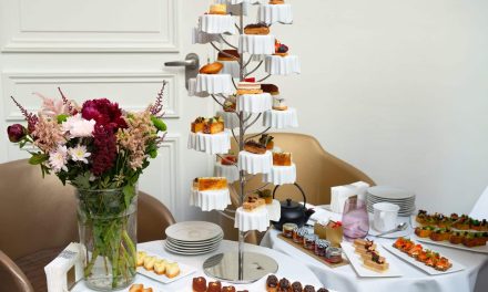 ¡Vuelve la temporada de la hora del té! El Fauchon l’Hôtel Paris recupera el famoso té de las cinco, creado por el maestro de fotografía Arnaud Larher… ¡un verdadero placer para los amantes de la buena mesa!